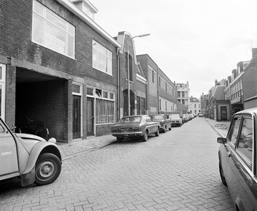 858403 Gezicht op de huizen Bekkerstraat 19 (links) -lager te Utrecht